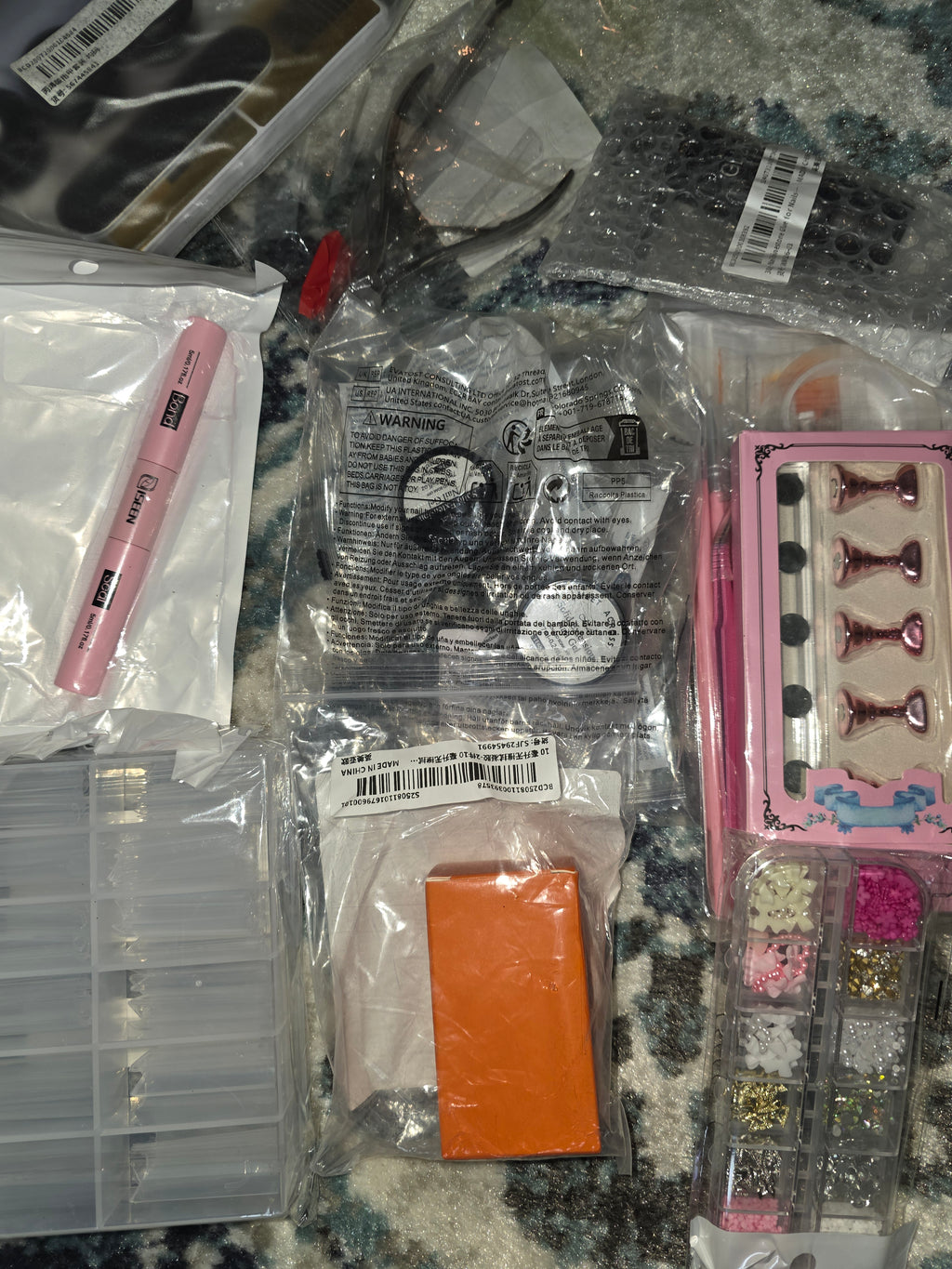 Everything you need to do eyelashes and your nails !