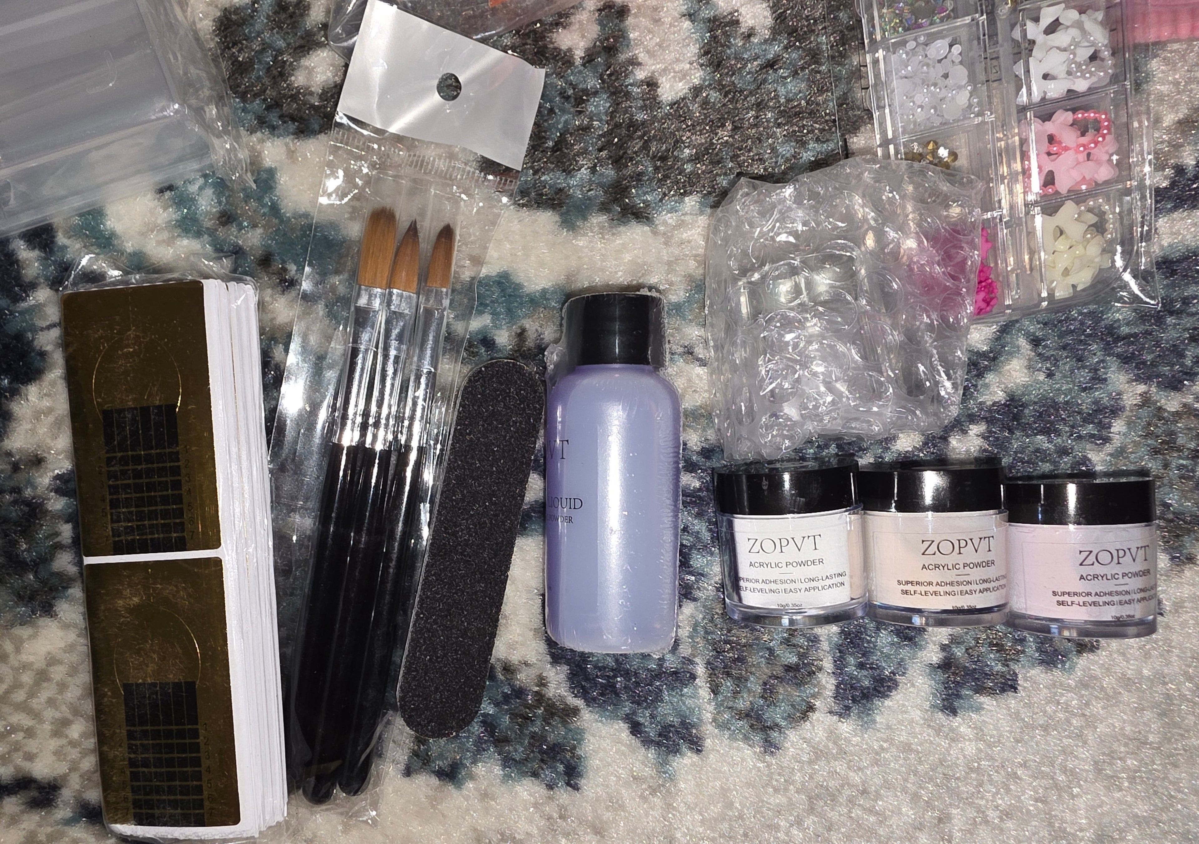 Everything you need to do eyelashes and your nails !