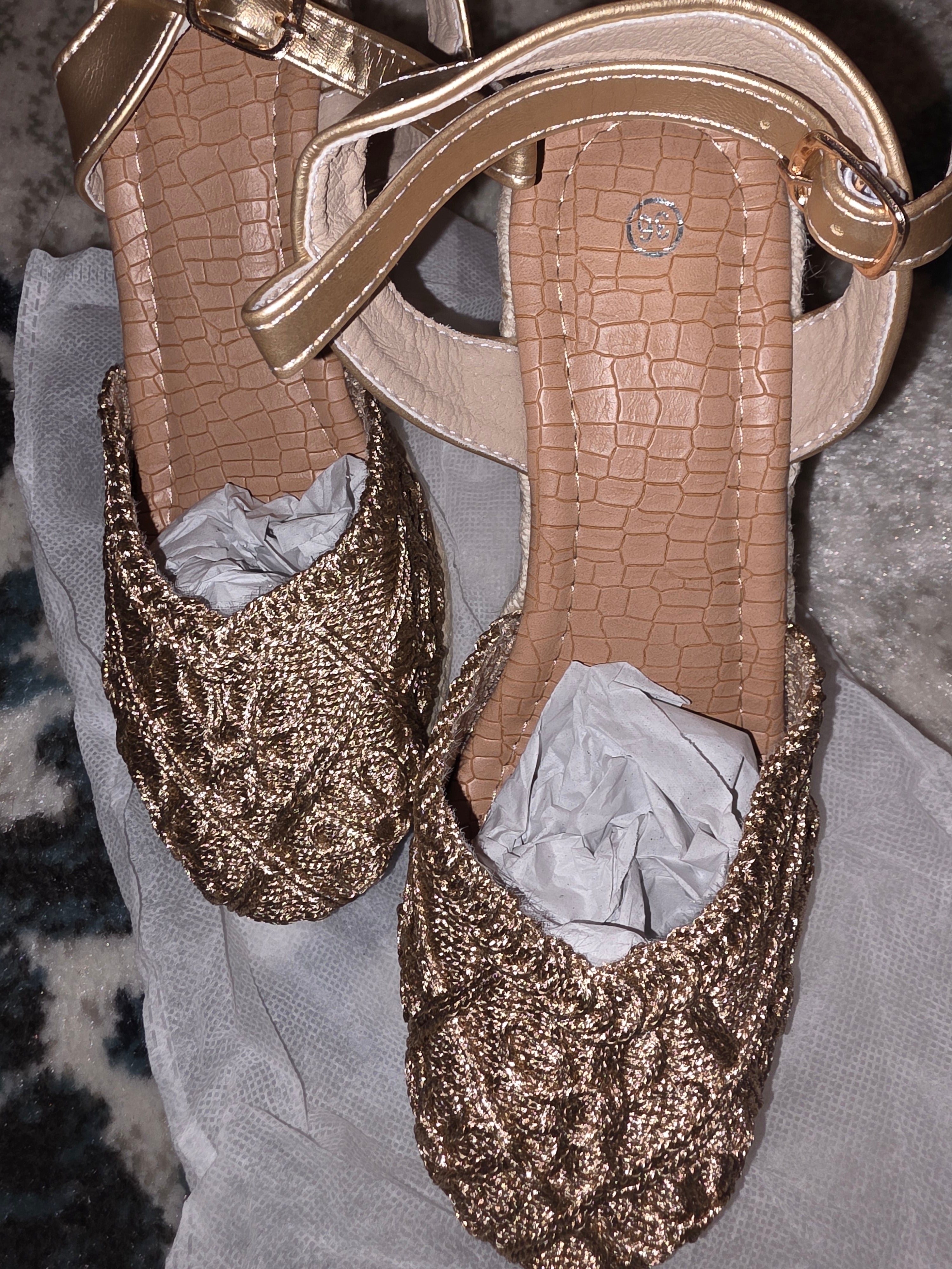 Very pretty gold sandel