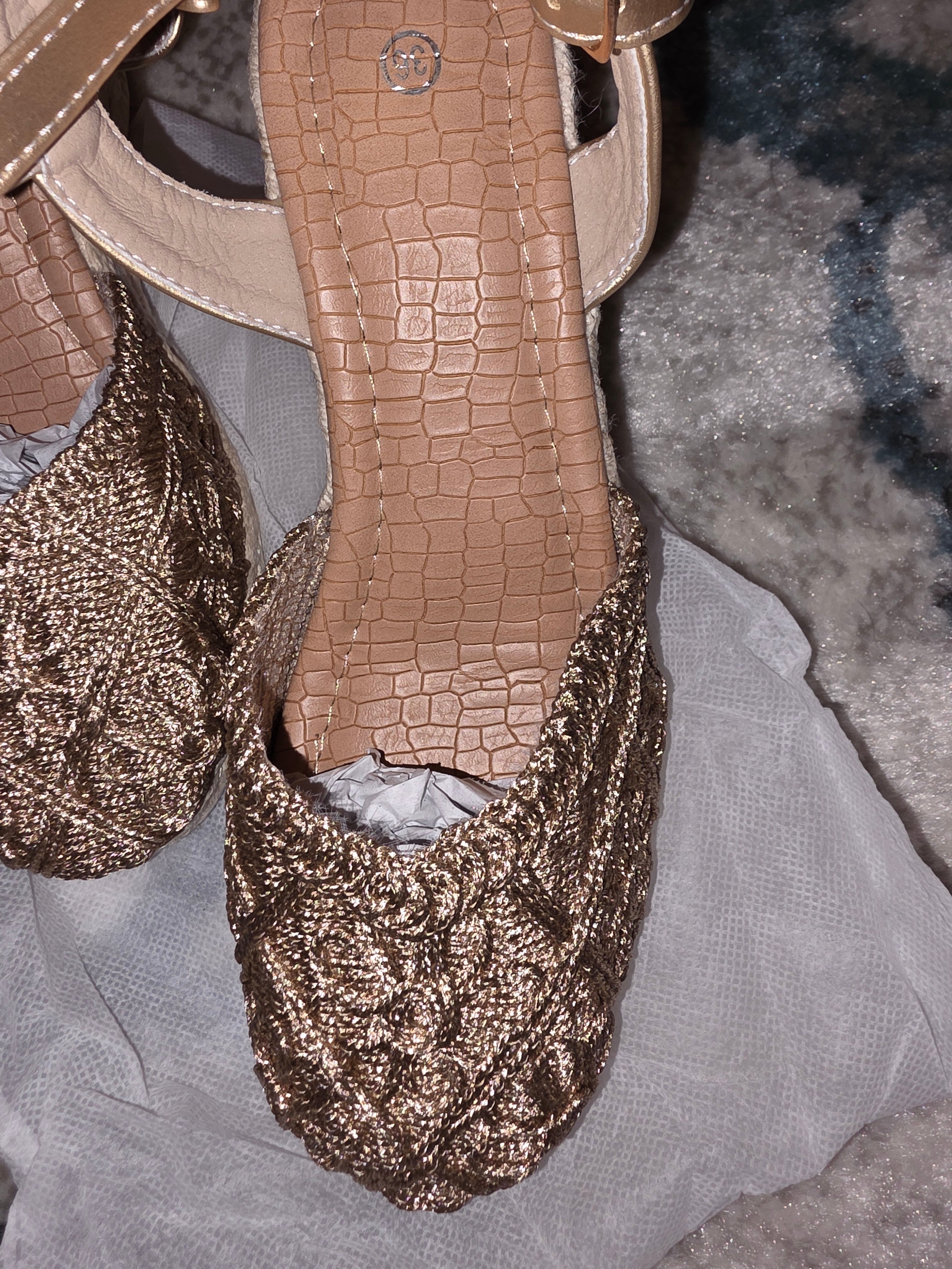 Very pretty gold sandel