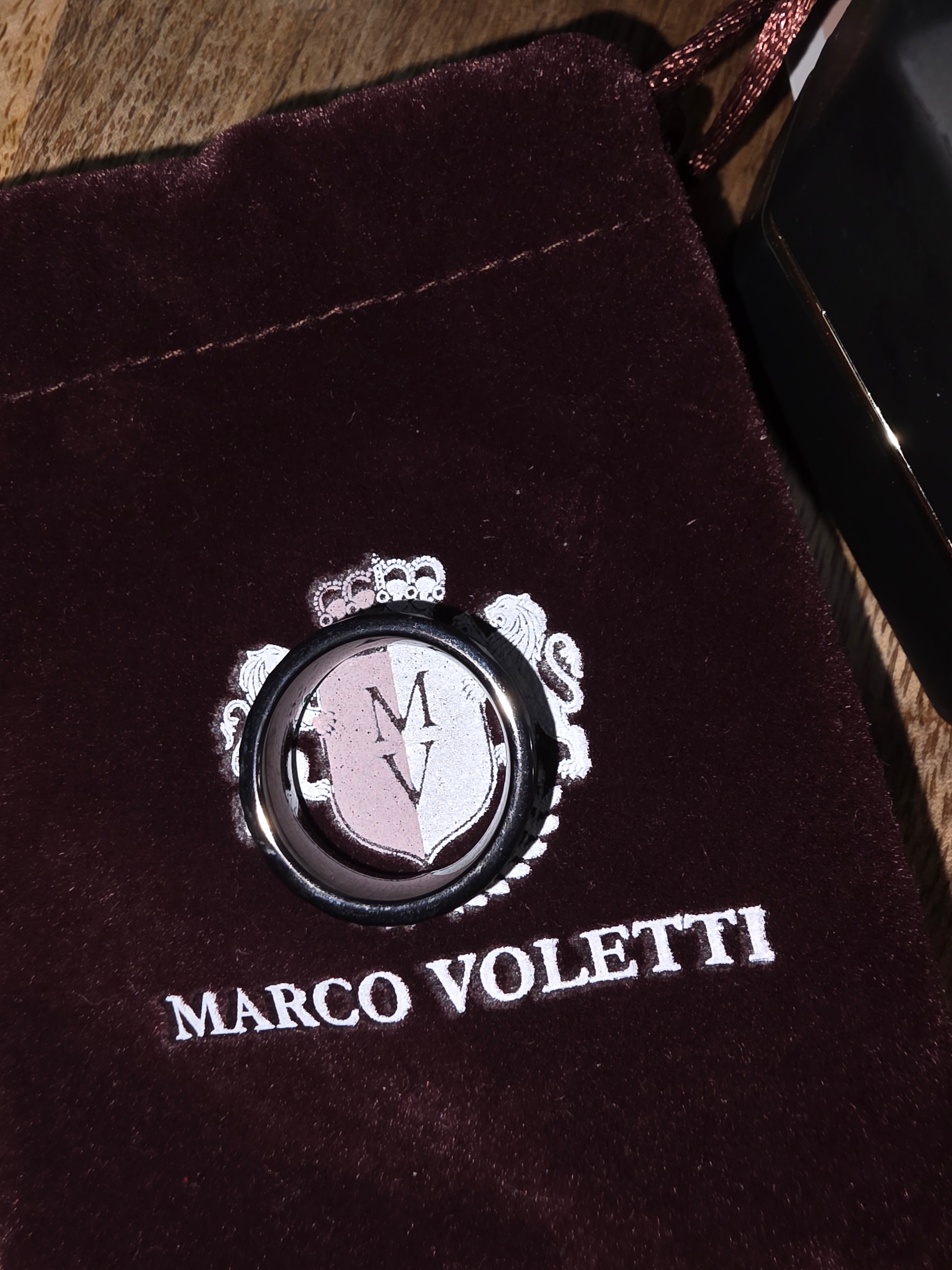 Beautiful size 7 ring with ring cover/lighted box / dust cover bag