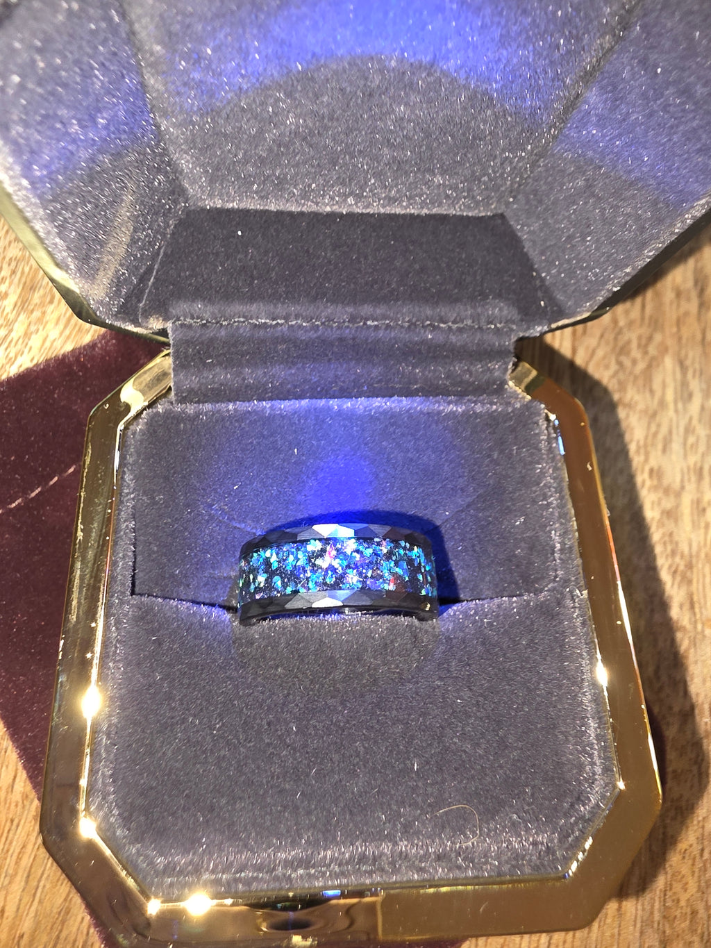 Beautiful size 7 ring with ring cover/lighted box / dust cover bag
