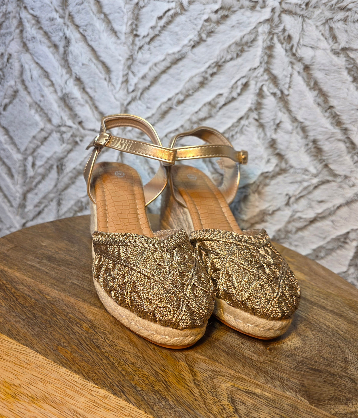 Very pretty gold sandel