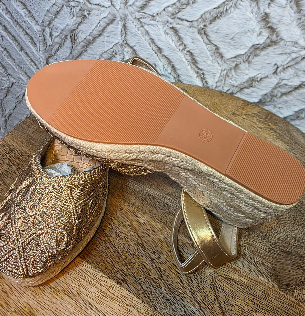 Very pretty gold sandel