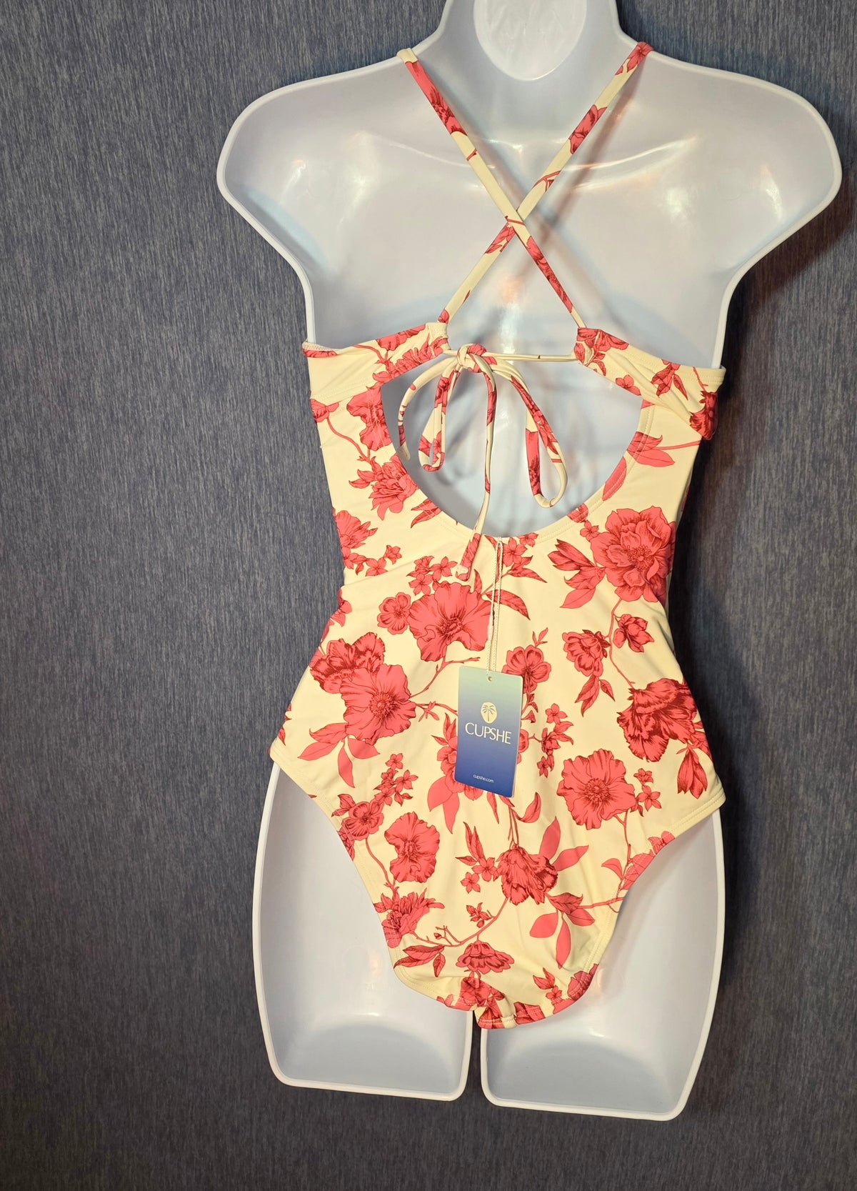 Cupshe swimsuit size meduim so pretty !