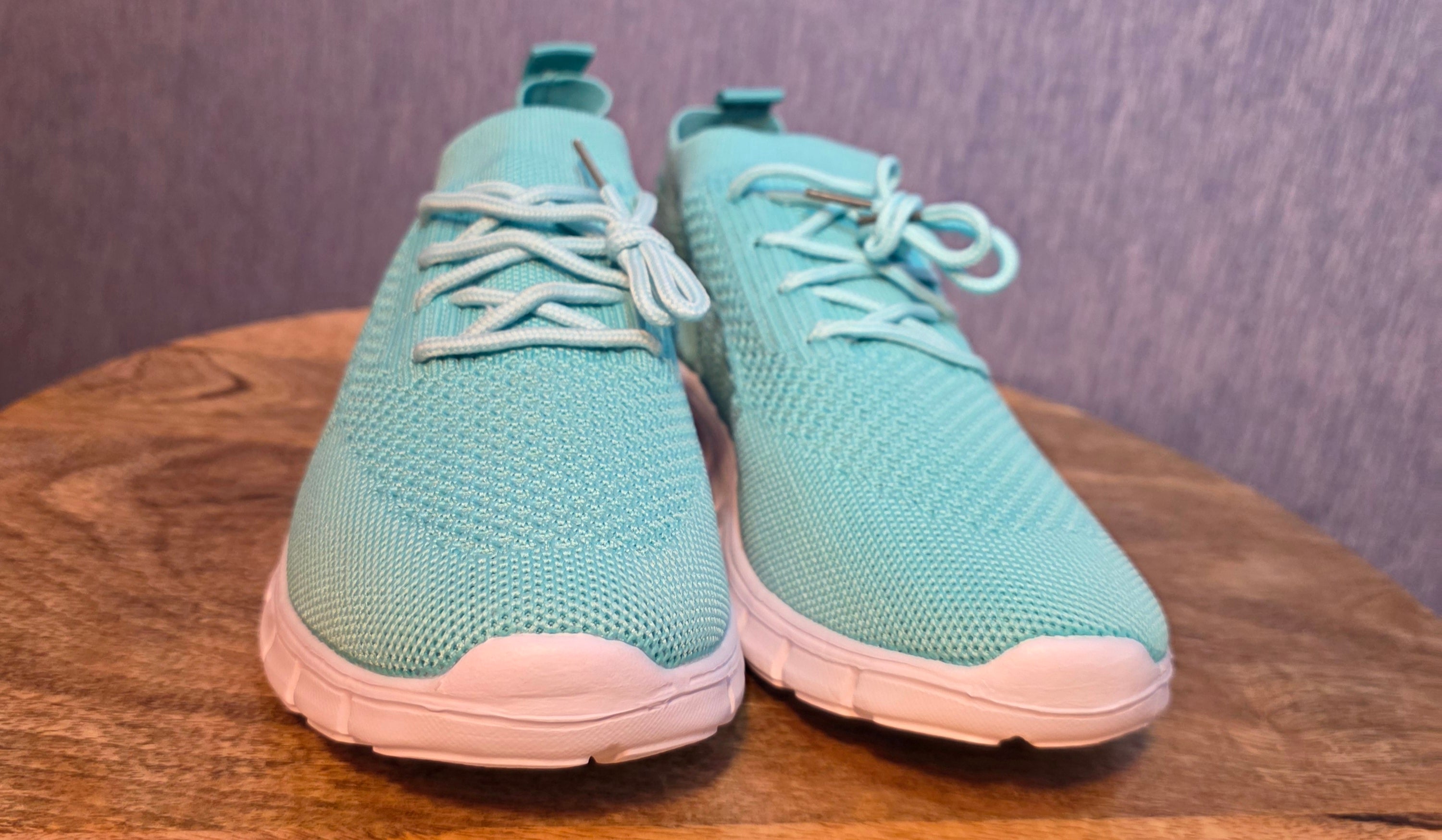 Light weight shoes size 9 to 9.5 in US