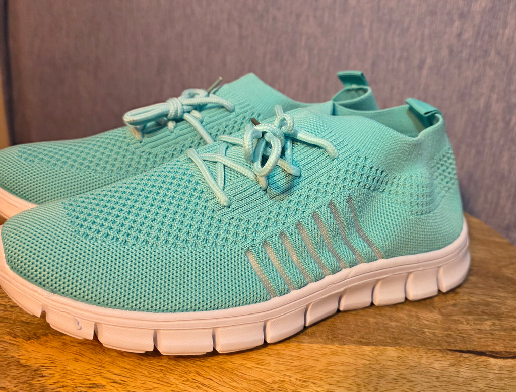 Light weight shoes size 9 to 9.5 in US