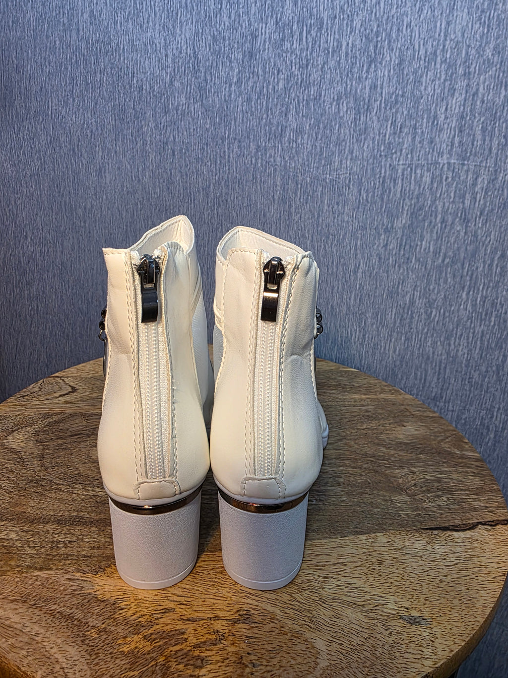 White shoe for women