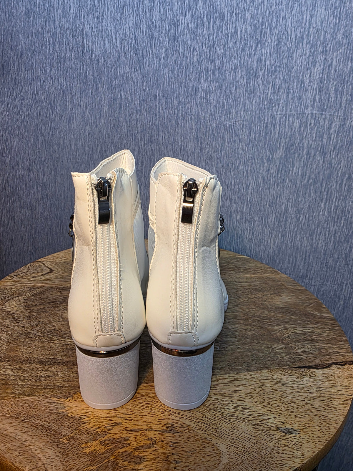 White shoe for women