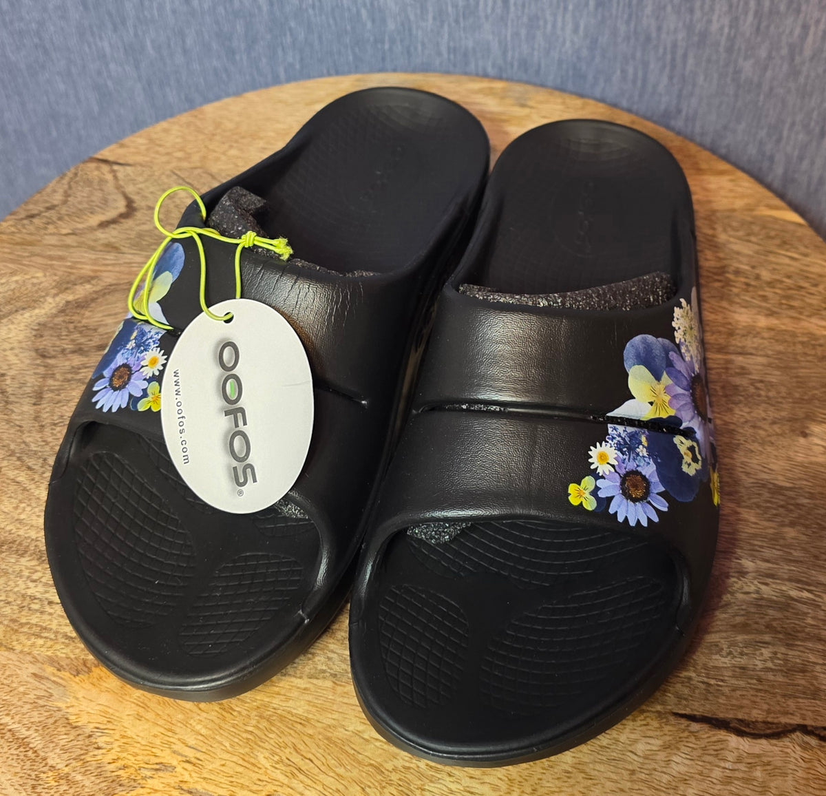 OOFOS slip on size 10usa