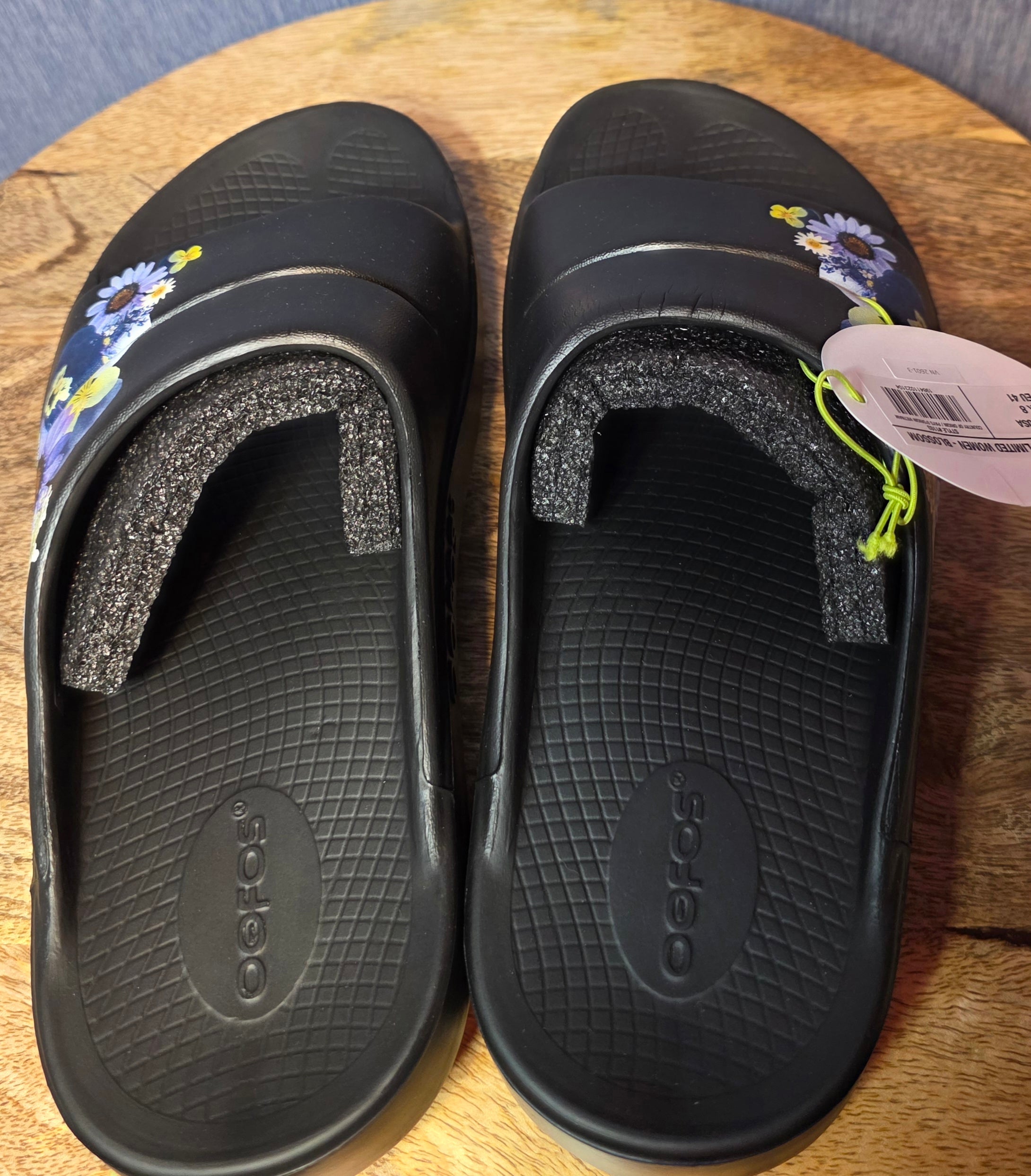 OOFOS slip on size 10usa