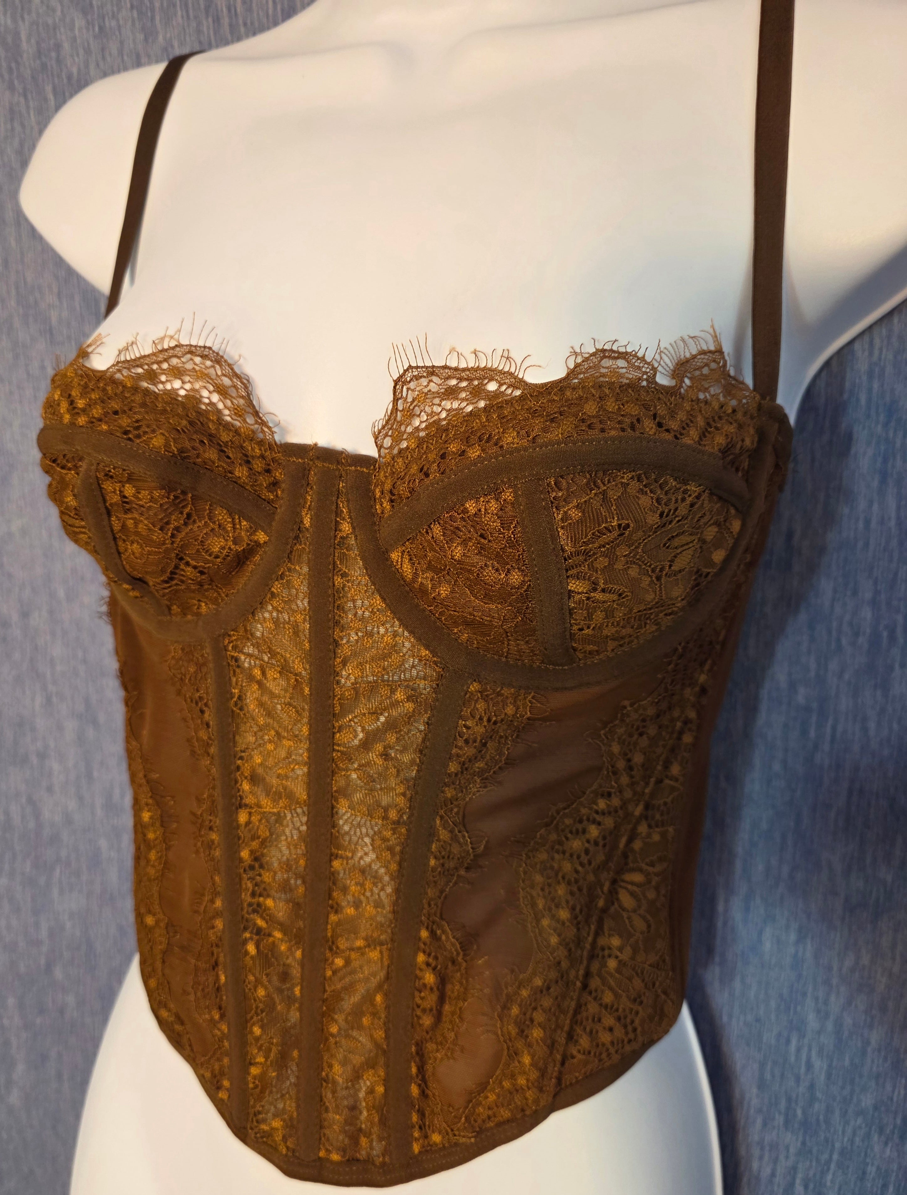 Womens wear you get 1 brown and 1 white size small